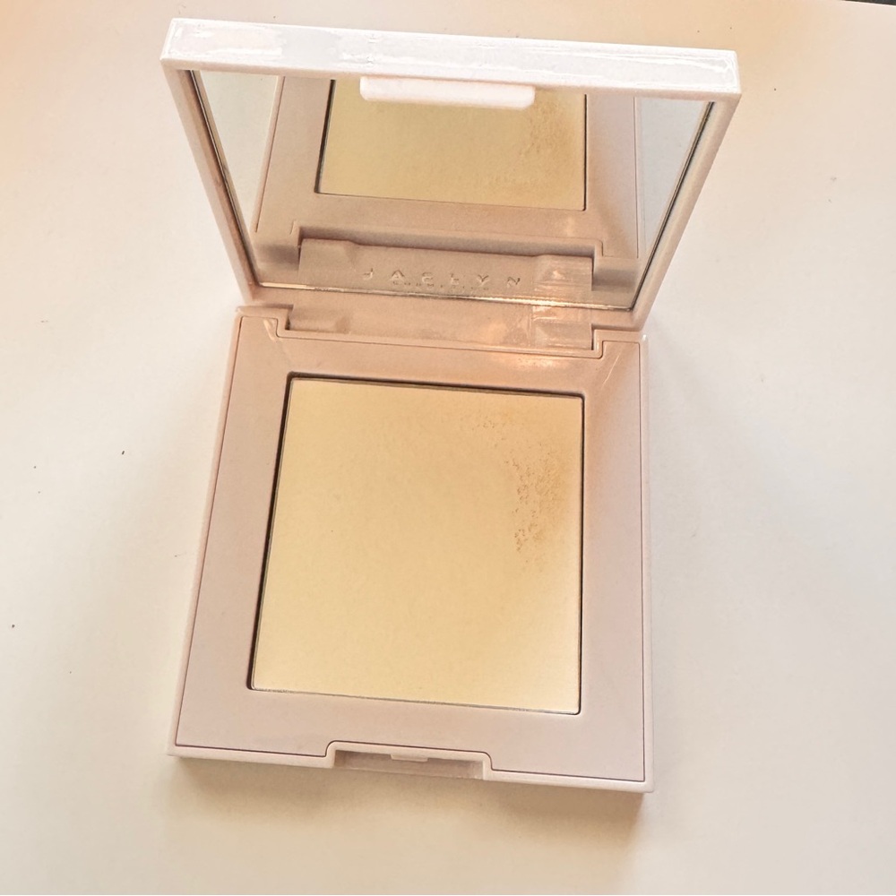 Jaclyn Cosmetics translucent Setting powder - Picture 2 of 3